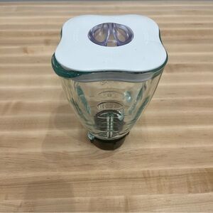 Oster replacement glass blender jar and lid.

✨ BLADES NOT INCLUDED
